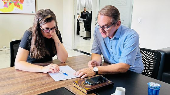 Wilson Santos com a secretária de Habitação da Prefeitura de Cuiabá ao tratar sobre os projetos de loteamento populares
